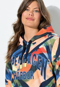 Felpa con cappuccio multicolore con motivo astratto in arancione, verde e blu. "COPENHAGEN HARBOR" stampato in lettere grassetto blu navy. Cordoncini regolabili.