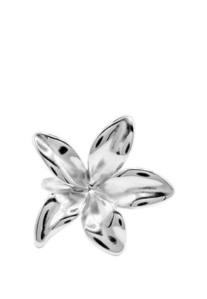 Bague en forme de fleur en argent avec cinq pétales lisses et arrondis reflétant la lumière sur un fond blanc.