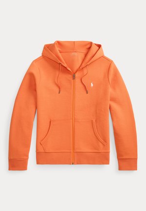 Sweat à capuche orange zippé avec poches avant, capuche à cordon et petit logo Polo blanc sur le côté gauche de la poitrine, posé à plat sur un fond blanc.