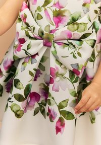Next REGULAR FIT-SLEEVELESS FLORAL - Vestido de cóctel - ecru white
