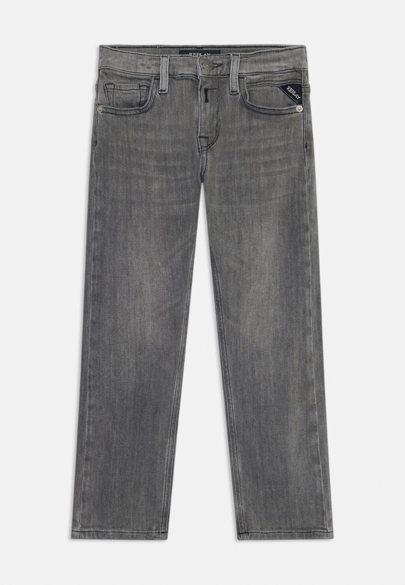 Jeans de mezclilla gris con corte recto, que presentan un acabado arrugado, diseño de cinco bolsillos y una etiqueta tejida en el bolsillo frontal.