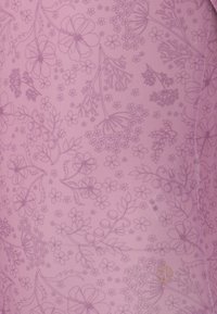 Helles rosa Gewebe mit einem sich wiederholenden Blumenmuster in dunkleren Rosatönen, das verschiedene Blumen und Blätter kunstvoll gestaltet zeigt.