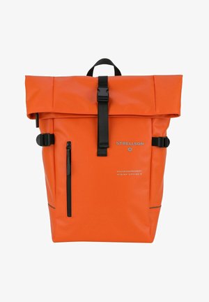 Zaino arancione con chiusura a rotolo, hardware nero, spallacci regolabili e tasca con zip. Realizzato in materiale resistente e impermeabile. Presenta logo e testo.
