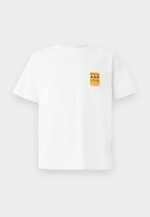 Hvit bomulls t-skjorte med korte ermer som har et gult og svart grafisk design på øvre venstre side.