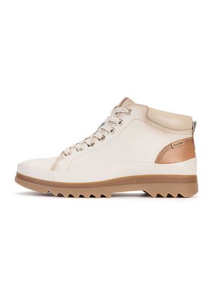 Basket montante beige décontractée avec lacets blancs, col de cheville rembourré, semelle marron et semelle extérieure texturée pour une bonne adhérence.