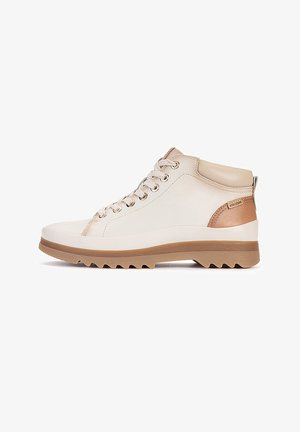 Lässiger beiger High-Top-Sneaker mit weißen Schnürsenkeln, gepolstertem Knöchelkragen, brauner Sohle und strukturierter Außensohle für besseren Halt.
