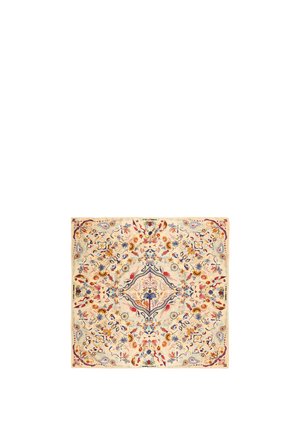 Pañuelo cuadrado beige con intrincados patrones florales y de cachemira simétricos en tonos rojo, azul, naranja y púrpura, centrados alrededor de un motivo de palmera.