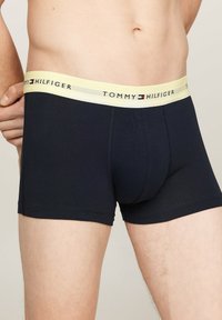 Tommy Hilfiger SIGNATURE TRUNK 3 PACK - Calzoncillos - coral clay vessel blue yellow mis