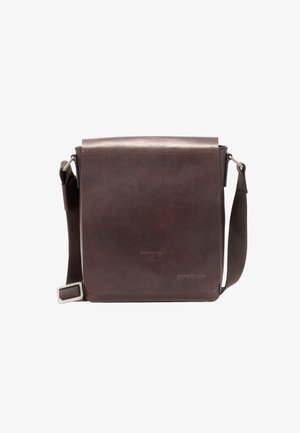 Braune Leder-Umhängetasche mit Klappe, verstellbarem braunem Riemen und silbernen Beschlägen. Glatte Oberfläche mit minimaler Markenkennzeichnung.