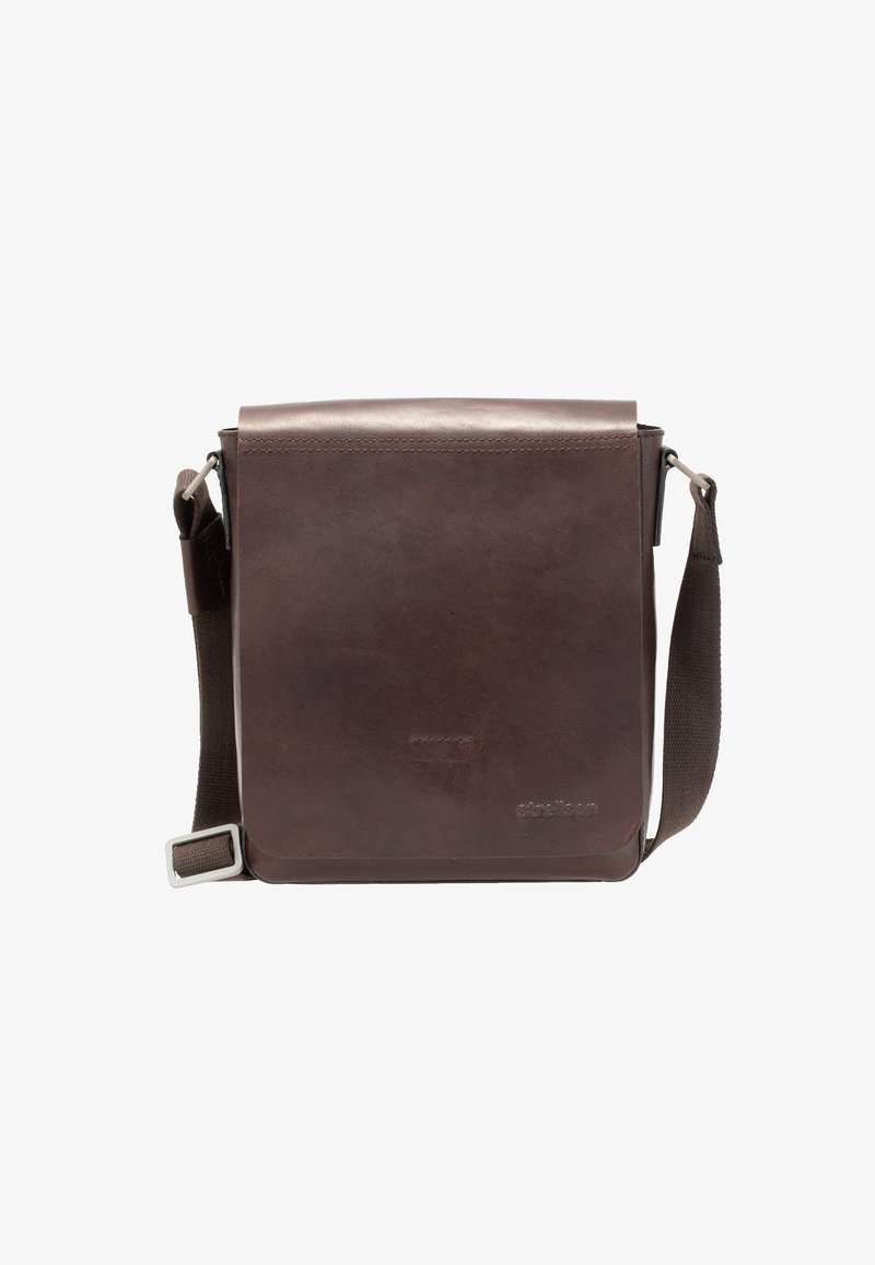 Sac messager en cuir marron avec fermeture à rabat, bandoulière marron réglable et ferrures argentées. Texture lisse avec un marquage minimal.