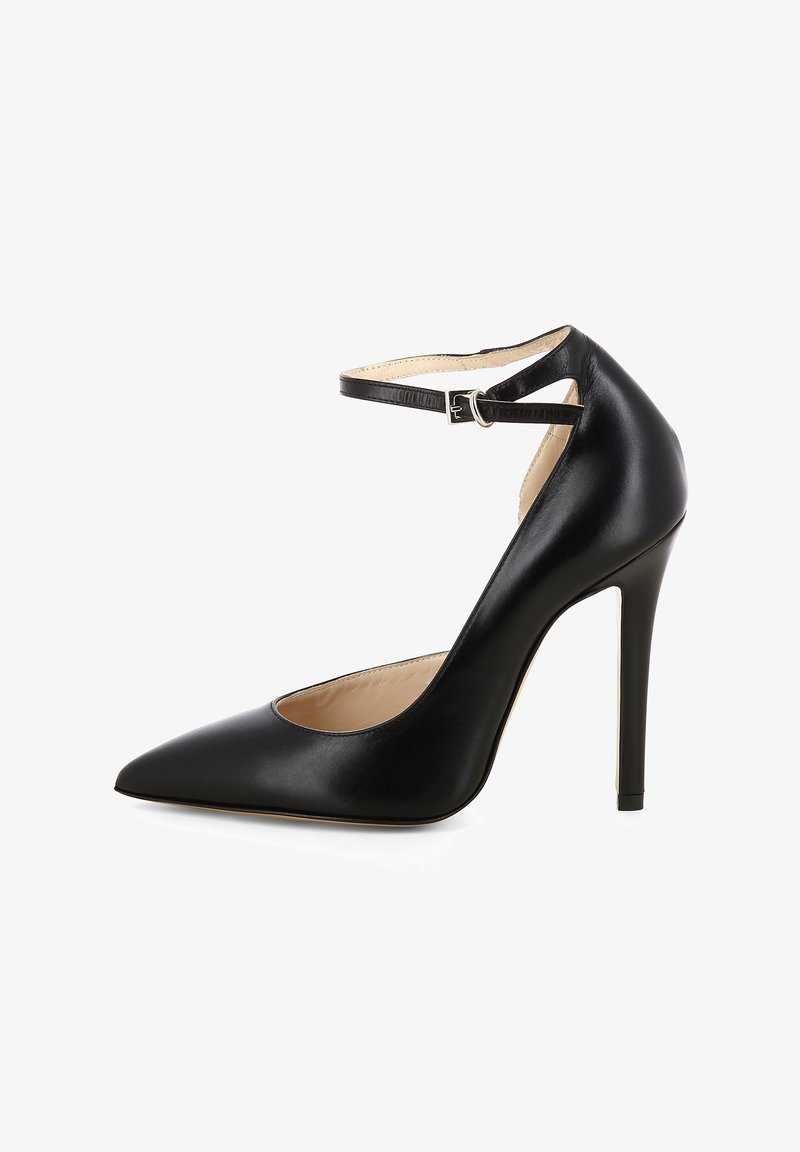 Pompa nera in pelle con tacco alto, punta affusolata, cinturino alla caviglia e tacco a stiletto. Texture liscia, design minimal e interno in contrasto.