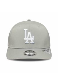 Gorra de béisbol gris, hecha de tela, con un logotipo bordado en blanco "LA" en la parte delantera. Cierre tipo snapback y visera plana.
