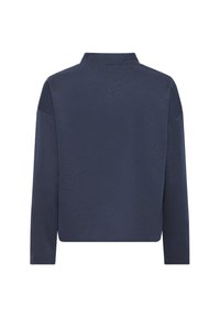 Marinblå, kortärmad topp med lång ärm, falsk krage och nedhasade axlar. Slät textur utan synliga mönster eller hårdvarudetaljer.