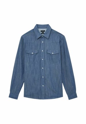 Niebieska dżinsowa koszula z długim rękawem, z ostrym kołnierzykiem, zapinana na guziki z przodu, z dwoma kieszeniami na piersi przykrytymi patkami zapinanymi na guziki.