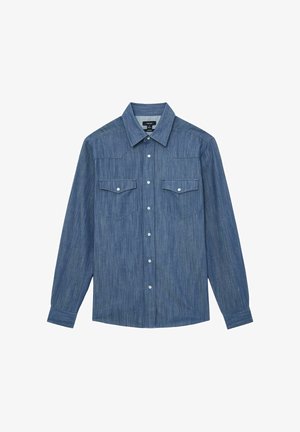Modrá džínsová košeľa s dlhými rukávmi, špicatým golierom, zapínaním na gombíky vpredu a dvoma náprsními vreckami s chlopňou a gombíkovým zapínaním.