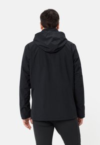 Giacca nera impermeabile con cappuccio, caratterizzata da una texture liscia e un design semplice. Include un yoke posteriore per una maggiore struttura.