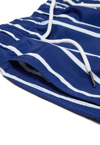 Pantaloni da bagno blu navy con strisce bianche, vita elasticizzata e cordoncino. Tessuto liscio, vestibilità regolare, con aperture per tasche laterali.