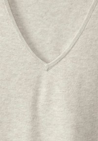 Hellgrauer V-Ausschnitt-Pullover aus weichem Strickstoff, mit glatter Textur und dezentem, gleichmäßigem Muster über die gesamte Fläche.