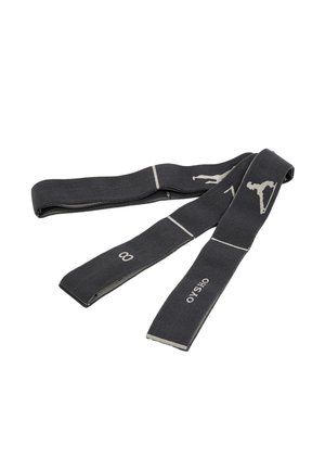 Musta kangasvastuskuminauha, jossa on valkoiset harjoitusasentoikonit ja "OYSHO"-brändäys, asetettuna tasaisesti valkoiselle taustalle.