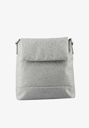 Sac messager en tissu gris avec rabat pliant, présentant une finition texturée et un logo discret à l'avant. Bandoulière réglable incluse.