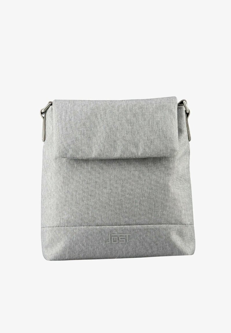 Sac messager en tissu gris avec rabat pliant, présentant une finition texturée et un logo discret à l'avant. Bandoulière réglable incluse.