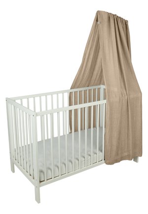 Weiße hölzerne Babywiege mit vertikalen Latten und einem beigen Stoffdach, das über eine Ecke drapiert ist, mit einer eingesetzten Matratze innen.