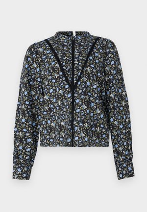 Svart blomstret bluse med lyseblå og grønne mønstre, lange ermer, høy hals og sentral lukking med blonderdetaljer.
