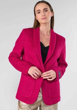 Blazer en mélange de laine fuchsia avec une coupe ajustée, des revers à cran, deux grandes poches et une finition texturée. Présente le logo de la marque sur la manche.