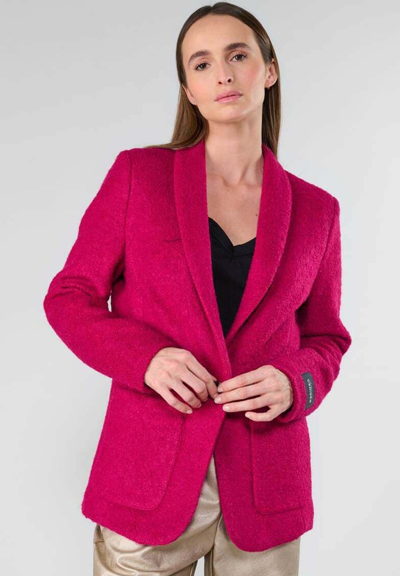 Fuchsia wollen blazer in een gemengde stof met een getailleerde pasvorm, reverskraag, twee grote zakken en een textuurafwerking. Bevat het merklogo op de mouw.