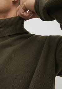 Jack & Jones JJEHILL ROLL NECK - Maglione - olive night