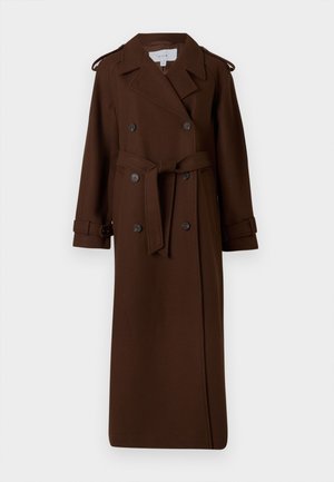 Cappotto lungo doppiopetto marrone realizzato in un tessuto testurizzato. Presenta spalline, cintura legata in vita e polsini con bottoni.