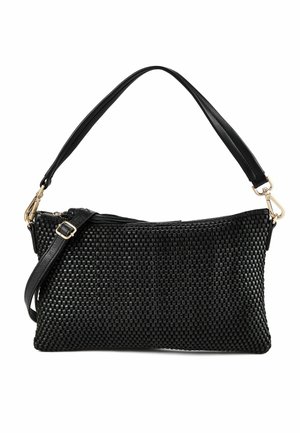Borsa rettangolare nera con texture intrecciata, manico corto e tracolla regolabile e removibile con fibbie dorate e chiusura con cerniera.