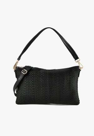 Sac à main rectangulaire noir avec une texture tissée, une poignée courte et une bandoulière amovible et réglable avec des fermoirs dorés et une fermeture éclair.