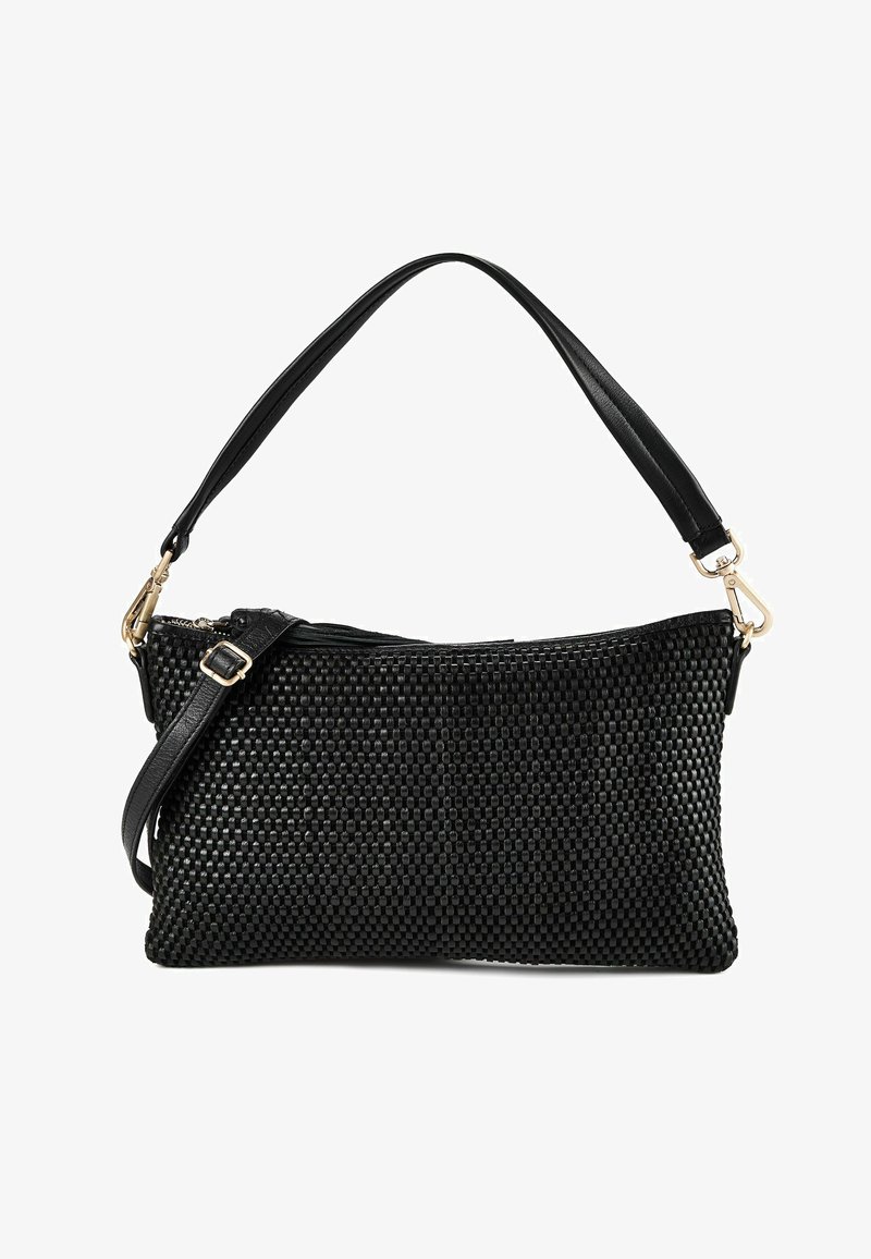 Sac à main rectangulaire noir avec une texture tissée, une poignée courte et une bandoulière amovible et réglable avec des fermoirs dorés et une fermeture éclair.
