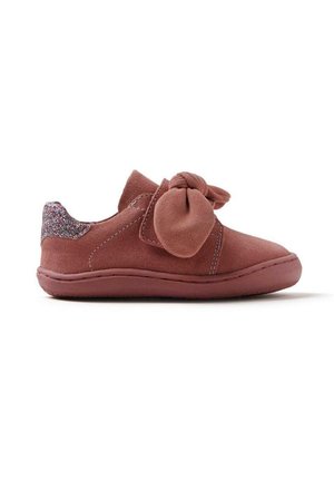 Scarpa in suede rosa con un grande fiocco nella parte anteriore, dettagli glitterati sul tacco e una suola in gomma testurizzata. Punta arrotondata e dettagli cuciti.