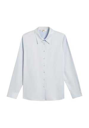 Camisa de manga larga azul claro con botón en la parte delantera, cuello puntiagudo y tejido texturizado, con un corte recto y dobladillo plano.