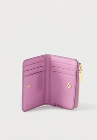 Vaaleanpunainen nahkainen lompakko vetoketjulla, jossa on neljä korttipaikkaa, napsautettava tasku ja teksturoitu pinta. Koristeena kullanväriset metalliosat.