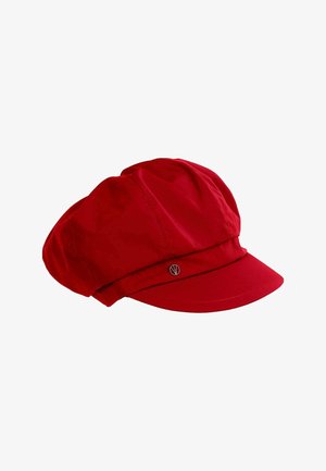 Gorra roja de tipo newsboy con una visera corta y curva y un pequeño botón decorativo plateado en la banda sobre la visera.