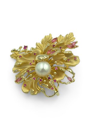 Spilla floreale in oro con una perla bianca centrale, gemme rosa e dettagli intricati delle foglie. Finitura testurizzata con accenti decorativi.