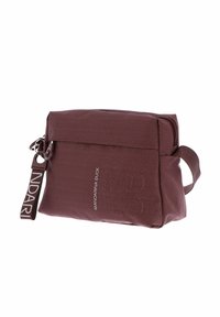 Sac en tissu bordeaux avec un motif texturé, fermeture éclair et poignée latérale. Présente un logo imprimé en blanc à l'avant. Design compact.