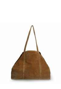 Braune Wildleder-Tote mit zwei langen Griffen, dreieckiger Form und sichtbaren Nähten. Glatte Textur mit minimalistischem Design.