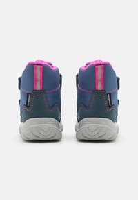 Blå og rosa barne sneakers med høyt design, tekstiloverdel, borrelåslukking og teksturert gummisåle med sikksakkmønster.