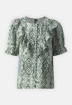Blouse verte à motifs avec des détails froncés, boutonnière à l'avant et manches courtes. Présente des motifs géométriques dans des nuances variées de vert.