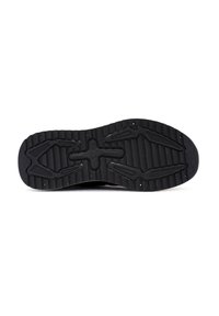 Suela de zapato de goma negra con surcos profundos, un acabado texturizado y un diseño central en forma de cruz para mayor agarre y estabilidad.