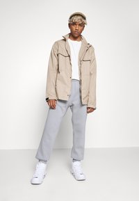 Nike Sportswear Casaco de verão - khaki/white