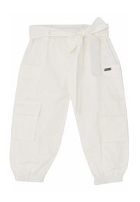 Pantaloni cargo bianchi con vita regolabile tramite cordoncino, dotati di due grandi tasche laterali e polsini elasticizzati. Realizzati in un tessuto leggero.