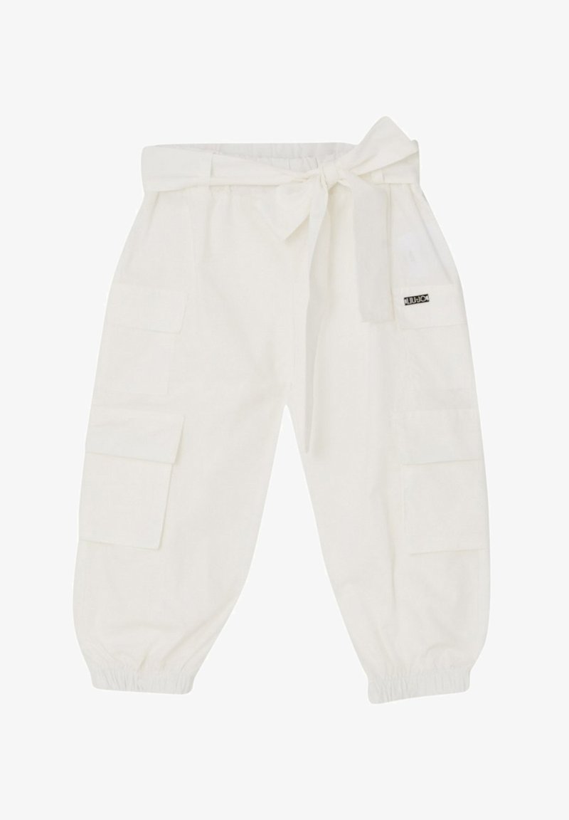 Pantaloni cargo bianchi con vita regolabile tramite cordoncino, dotati di due grandi tasche laterali e polsini elasticizzati. Realizzati in un tessuto leggero.