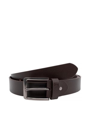 Ceinture en cuir marron foncé enroulée avec une boucle rectangulaire en argent brillant sur fond blanc.