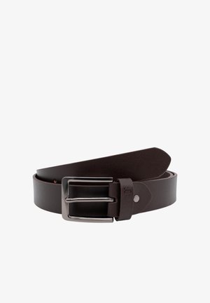 Ceinture en cuir marron foncé enroulée avec une boucle rectangulaire en argent brillant sur fond blanc.