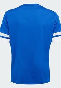 Blå sportstrøye med korte ermer; har hvite striper på ermene og rund hals. Laget av lett, glatt stoff.